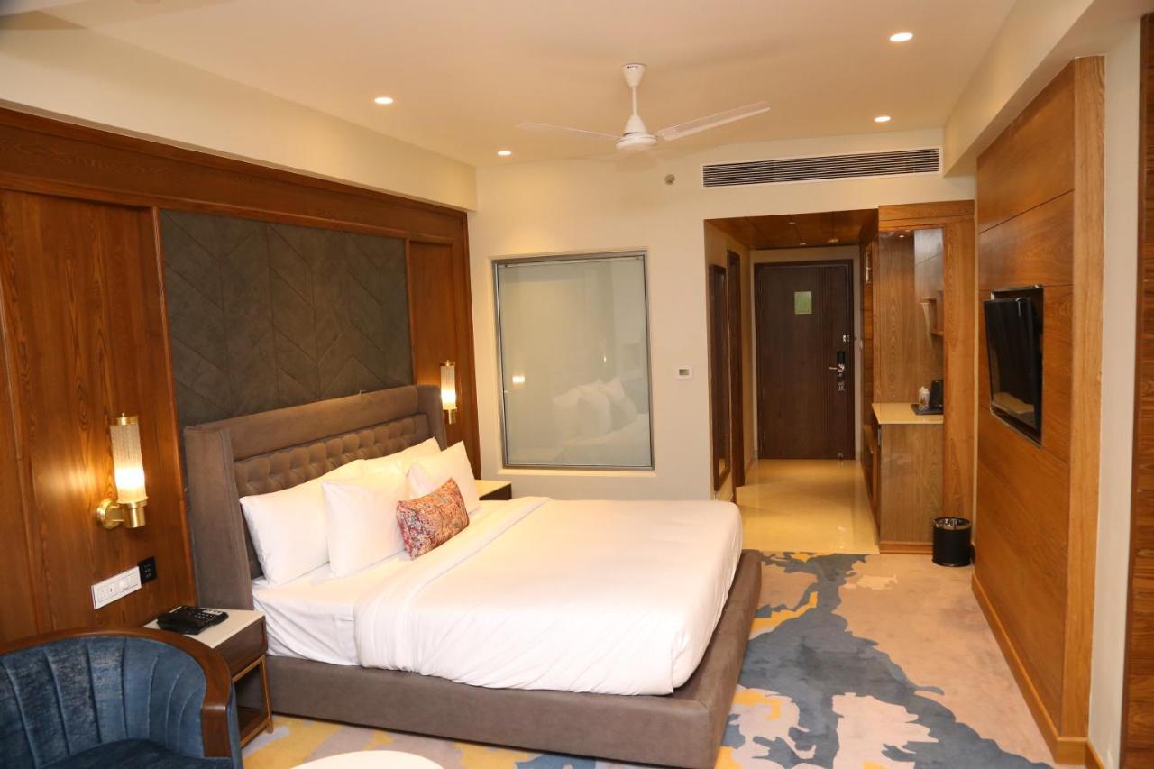 Dreamz Inn & Suites Zirakpur Eksteriør billede
